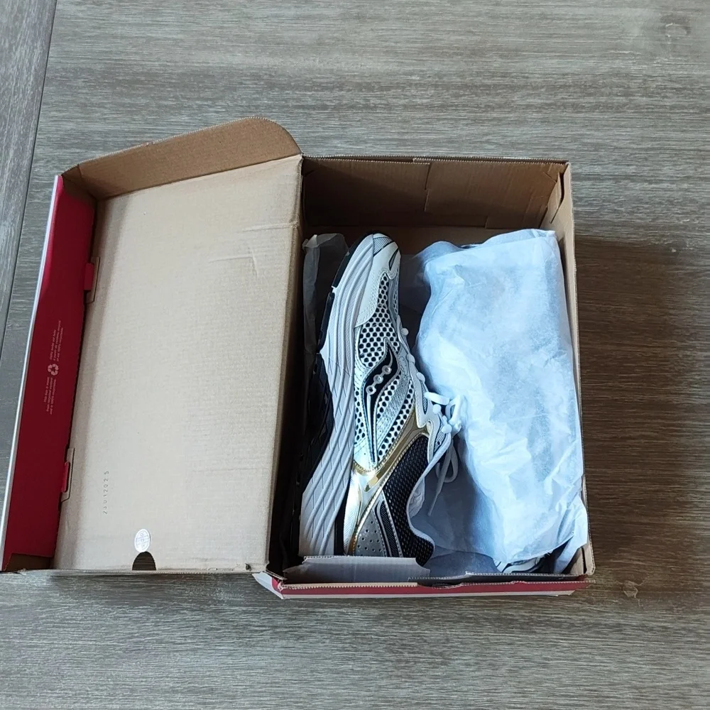 Saucony Progrid Omni 9‎ Men's Size 9.5 Women’s size 11 In Silver/Gold NWT In Box